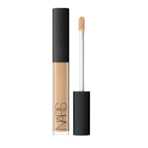 B_Radiant_Cream_Concealer_applicator_1207_macadamia_a