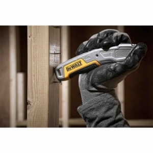 DeWALT-Arbeitsmesser-mit-einziehbarer-Klinge-DWHT10054-0-Taschenmesser-Cutter-Hebel-fuer-Naegel-und-Klammern-995143654_4